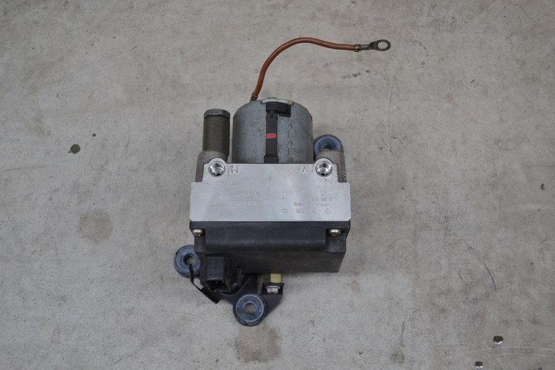 Module hydraulique d\'ABS + régulateur + support