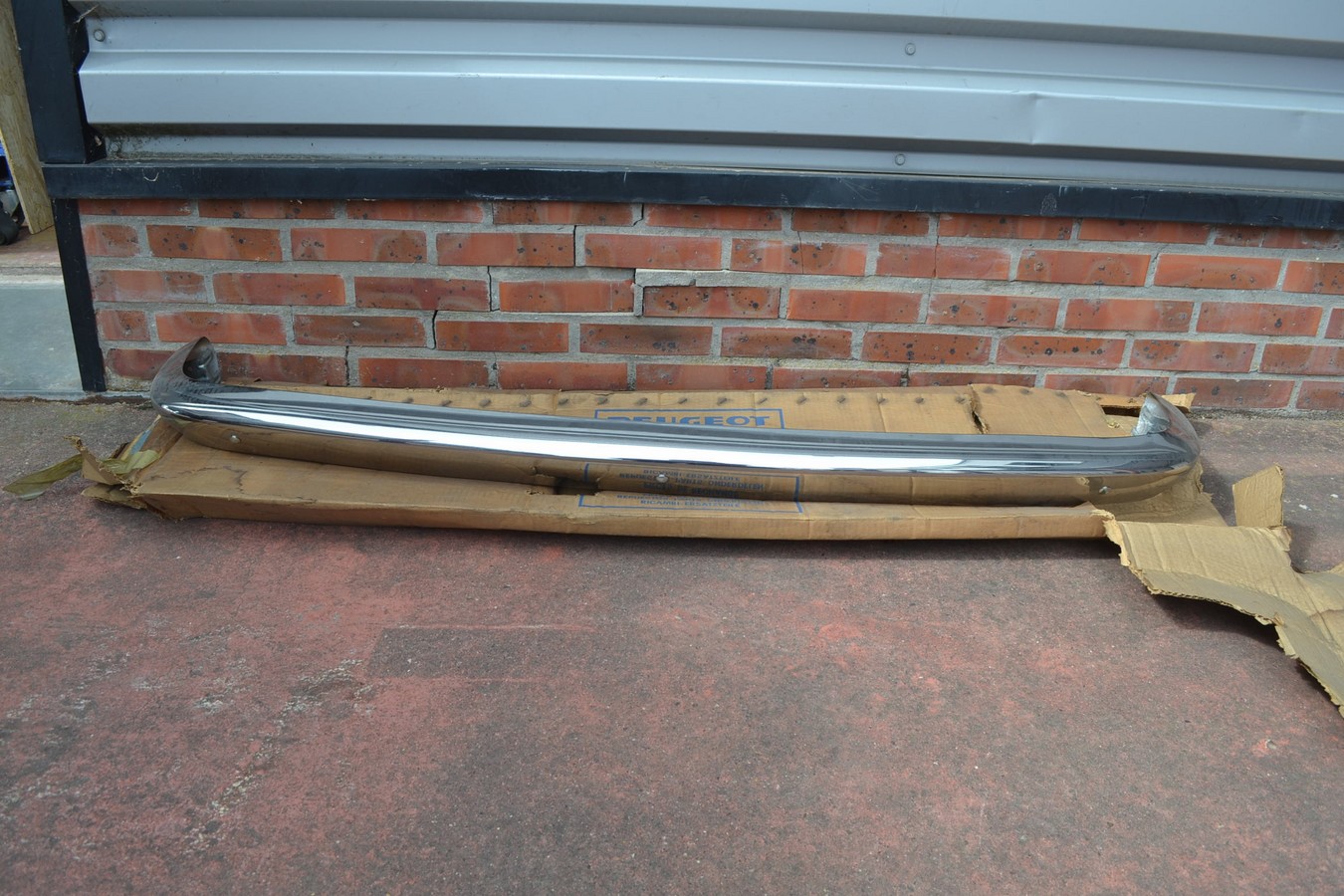 Pare-chocs arrière inox, sans butoirs, Peugeot 504 berline avant 1979 neuf d\'origine