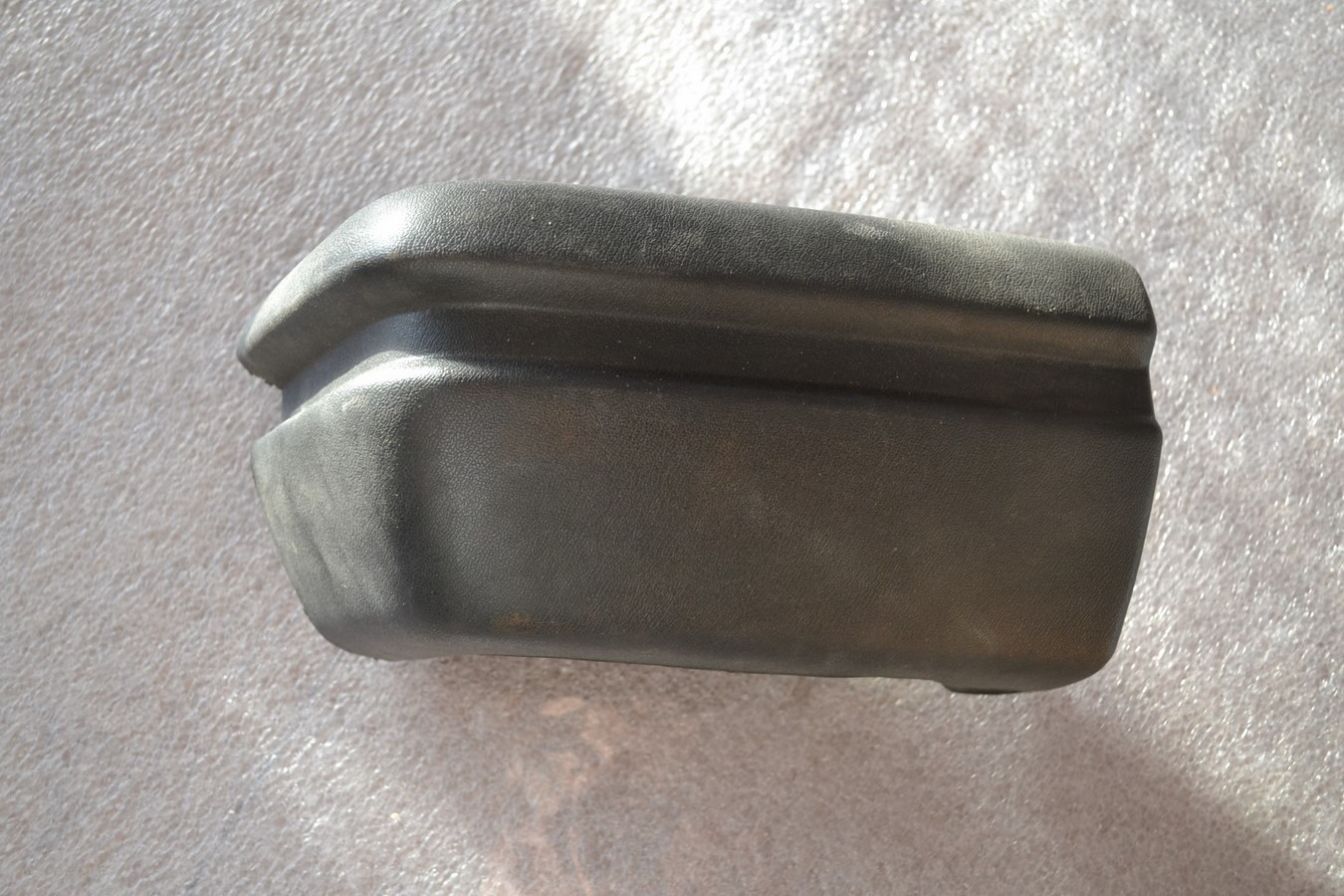 Angle de pare choc arrière droit Peugeot 305 break de 07/1982 à 1984