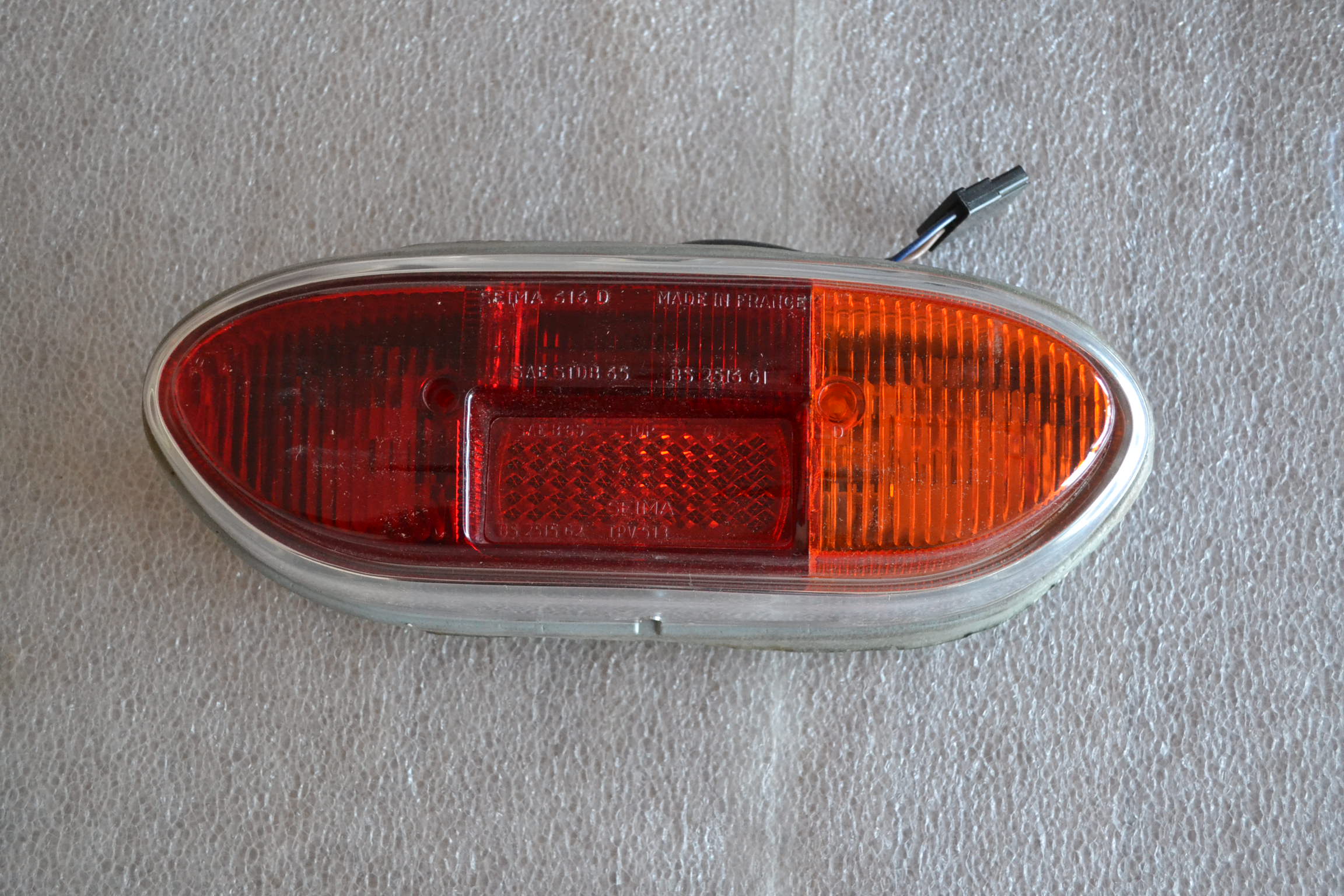 Feu arrière droit Peugeot 204 berline avant 1966