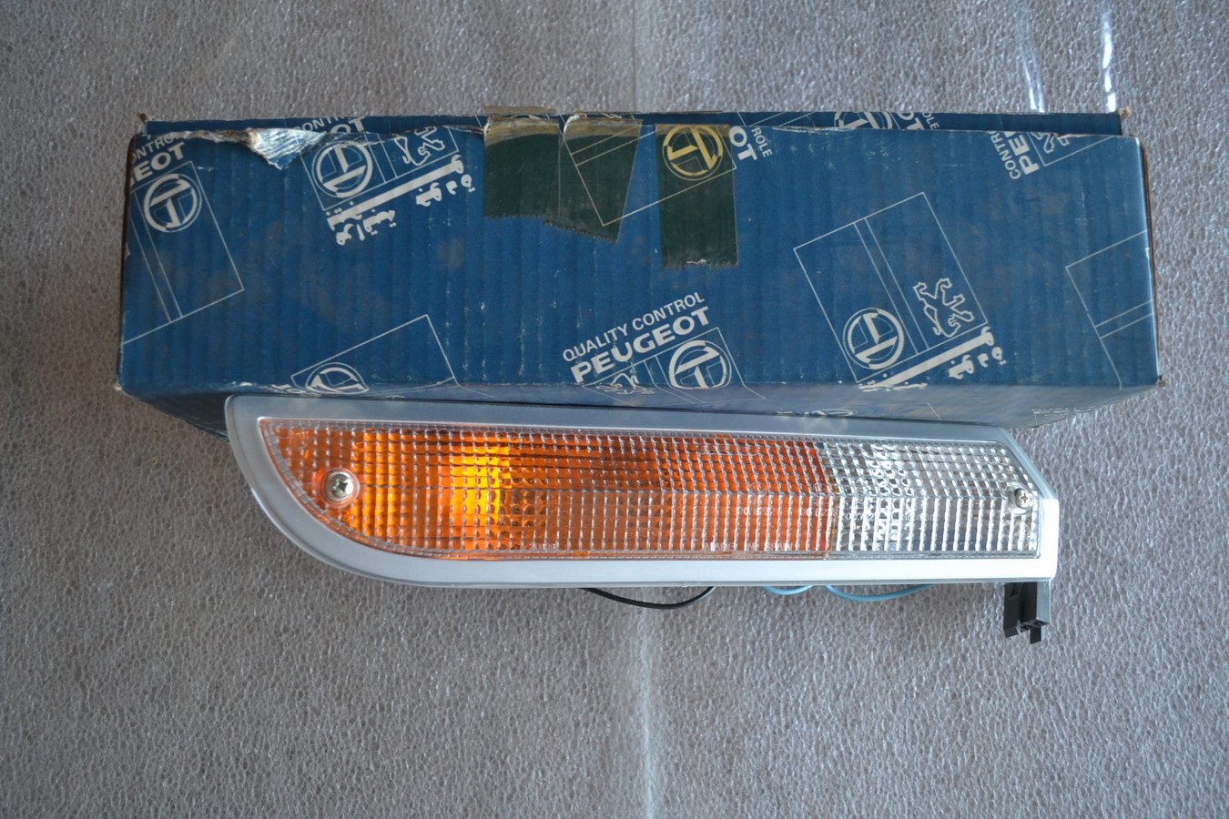 Feu avant droit bicolore, Peugeot 504 berline ou break, tour gris, neuf