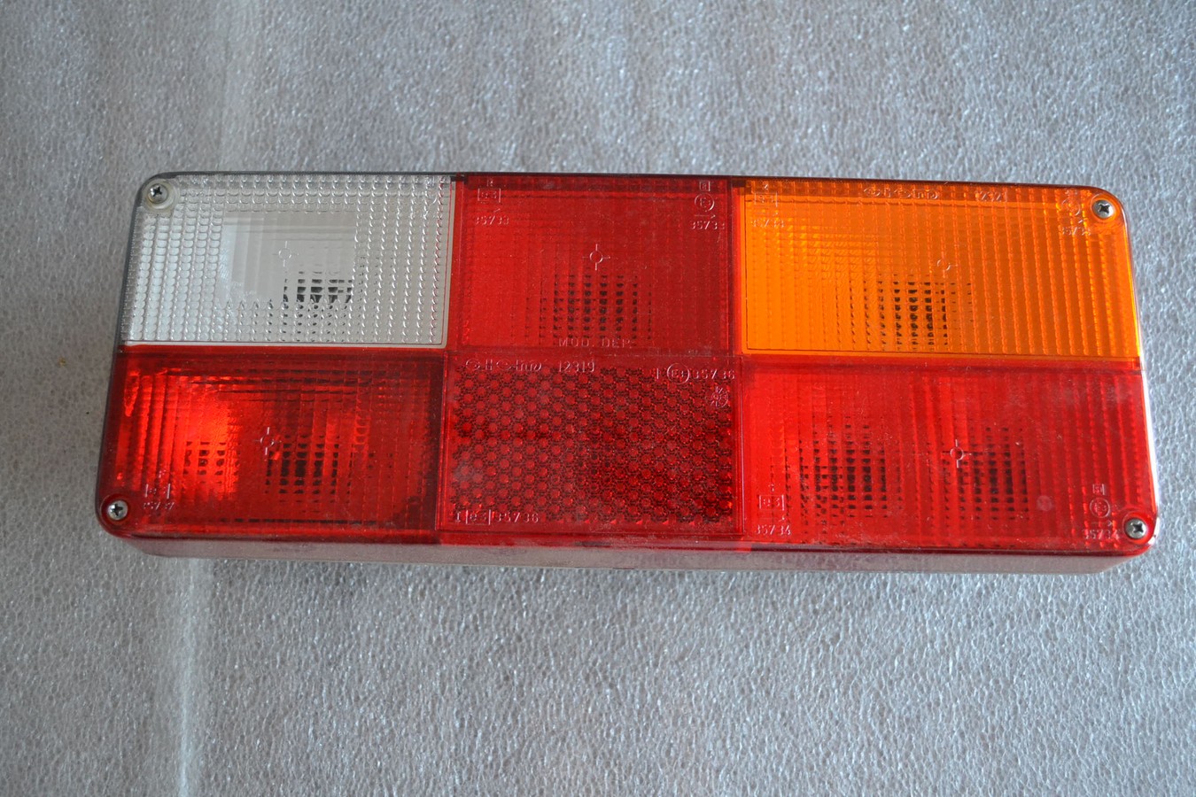 Feu arrière SIEM 12319, droit, pour Peugeot J5 - Citroen C25 et Fiat Ducato carrossée.