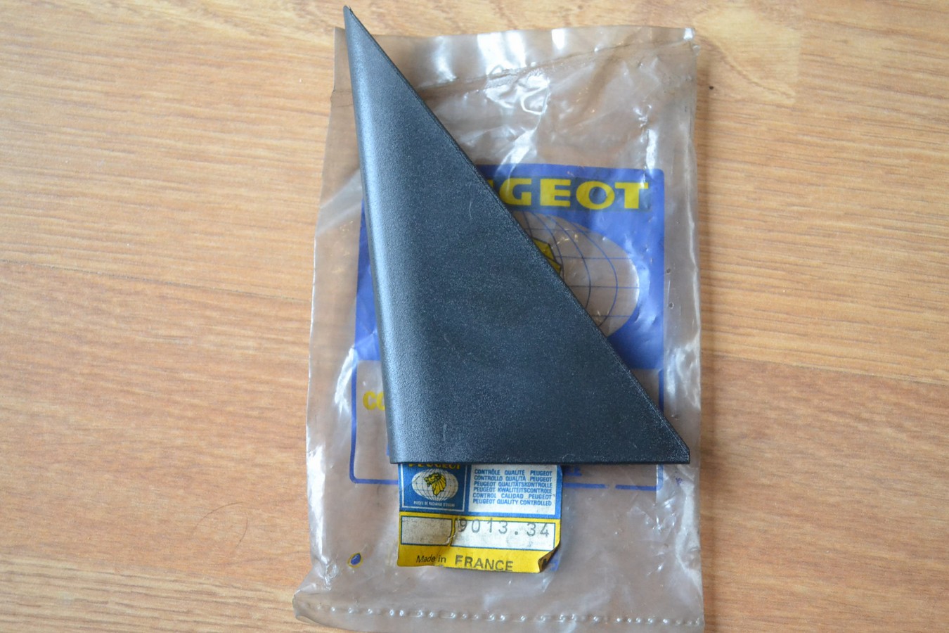 Enjoliveur de gousset de rétroviseur gauche Peugeot 305, finition lisse, neuf