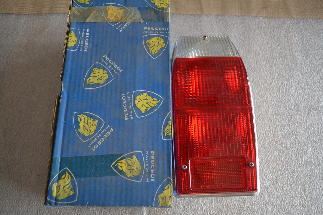 Feu arrière droit complet Peugeot 504 break, avant n° de série 1 532 013, neuf