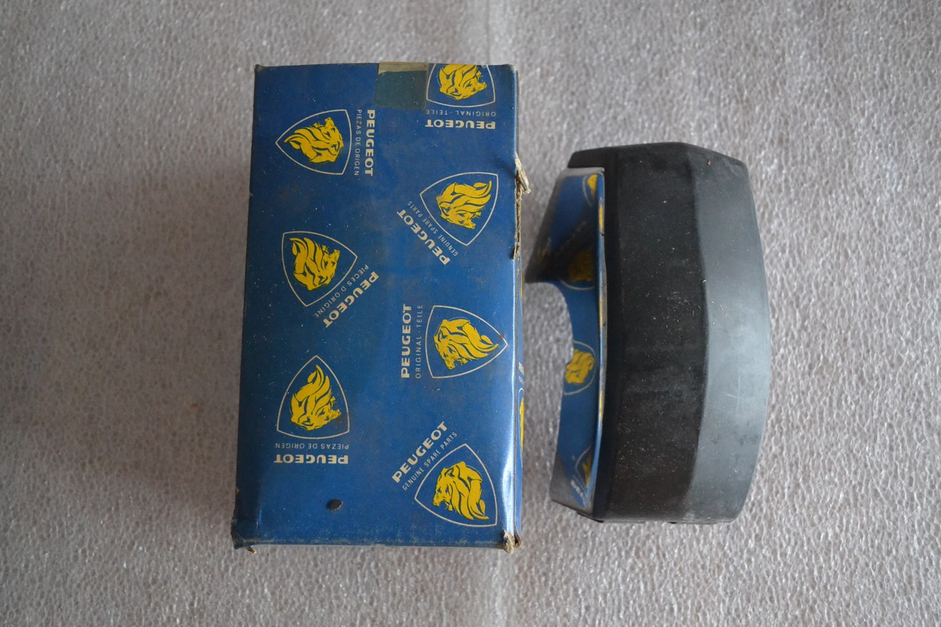 Butoir pare-chocs avant droit Peugeot 404 berline ou break, de 10/1966 à 06/1986, neuf