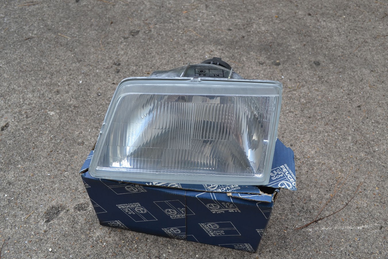 Phare gauche Saturnus pour Peugeot 205