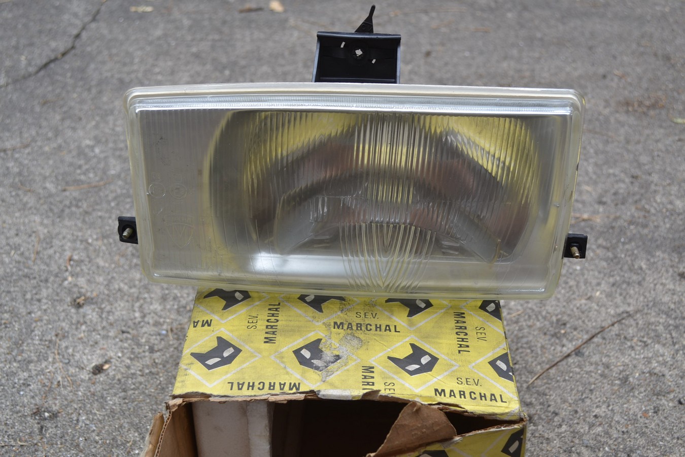 Phare gauche SEV Marchal Amplilux biode Peugeot 104, neuf