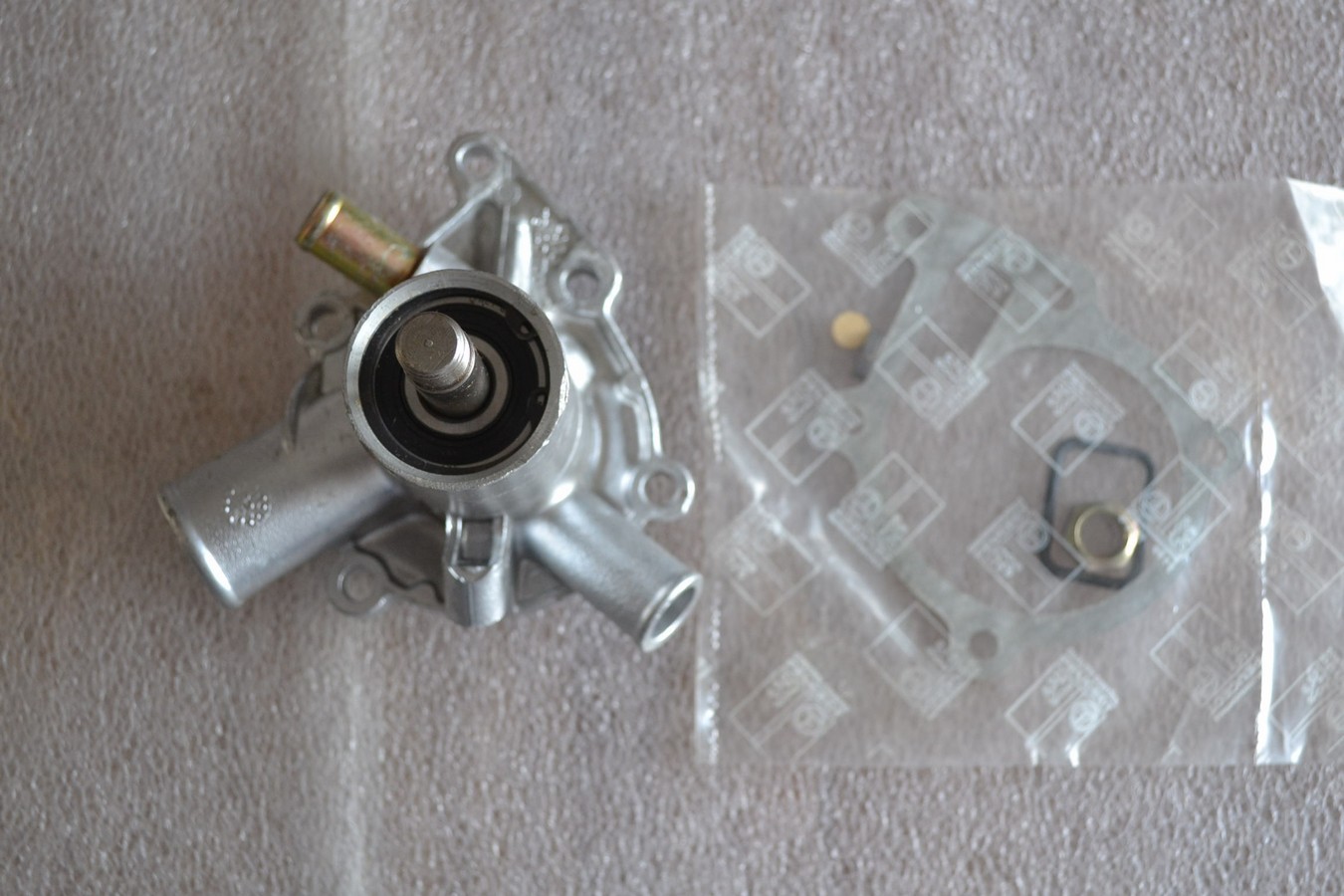 Pompe à eau non débrayable Peugeot 204 304 305, neuve