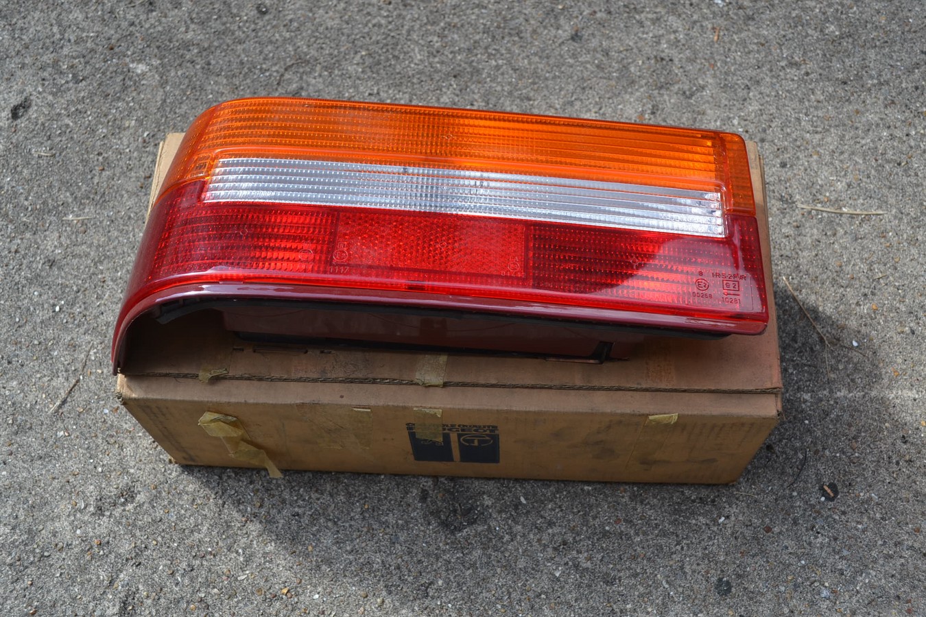 Feu arrière gauche complet, Peugeot 309 série 1, socle rouge, neuf d\'origine