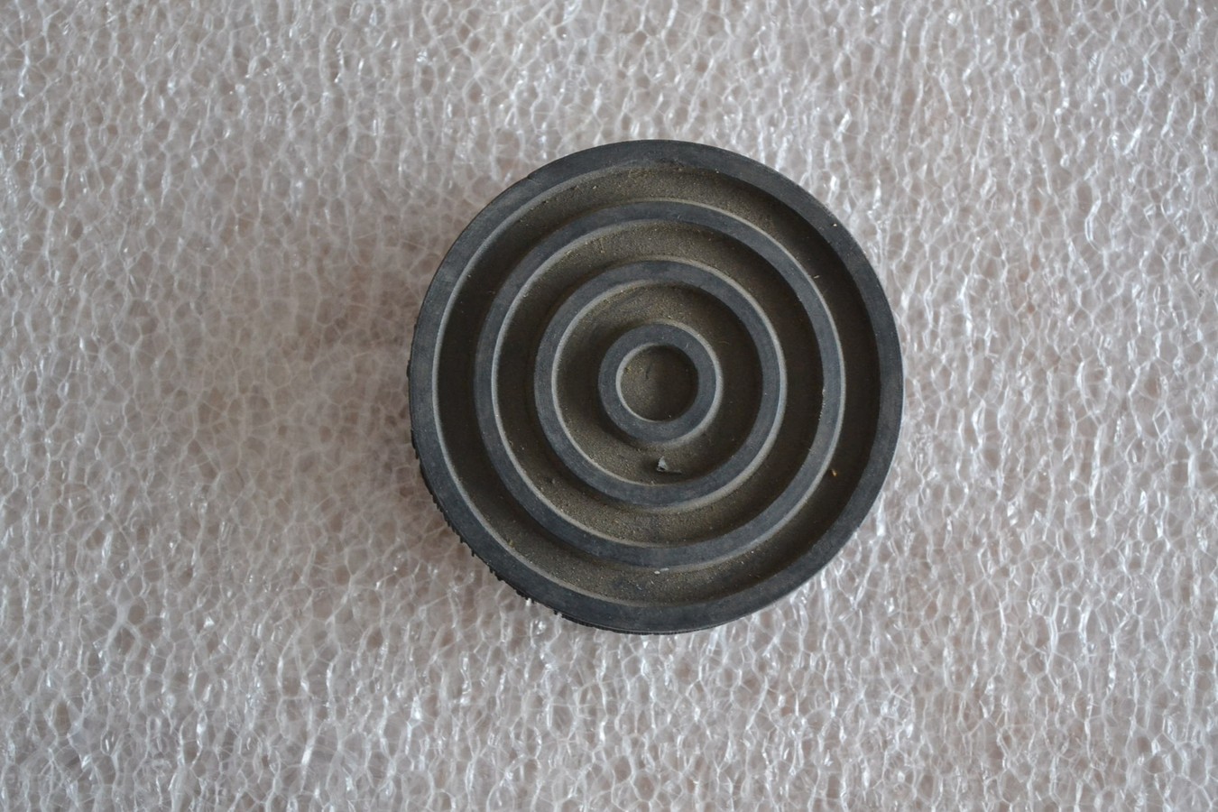 Caoutchouc pédale ronde Citroen 2cv, pour coupelle de 55mm. Pièce neuve d\'origine
