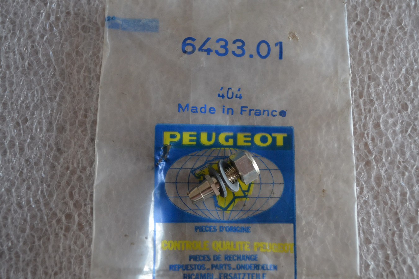 Clapet filtre sur fond de bocal de lave-glace, Peugeot 404 et J7, neuf d\'origine