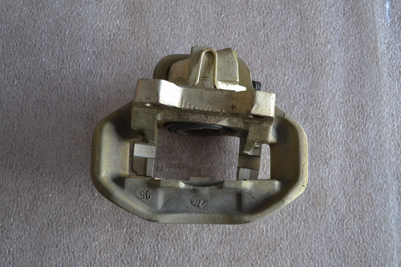 Etrier avant droit, de marque Ate, pour Peugeot 504 505 604 sauf V6.