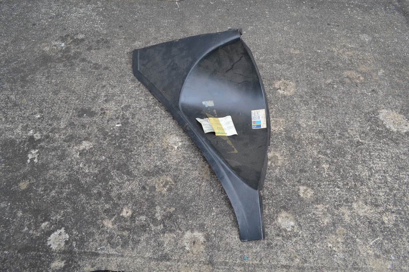 Doublure gauche de phare d\'aile avant Peugeot 504
