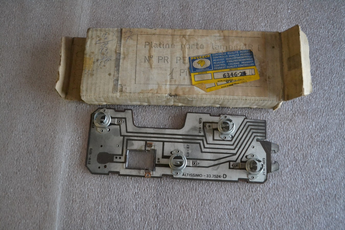 Platine de feu arrière droit pour Peugeot 305 berline avant 1983.