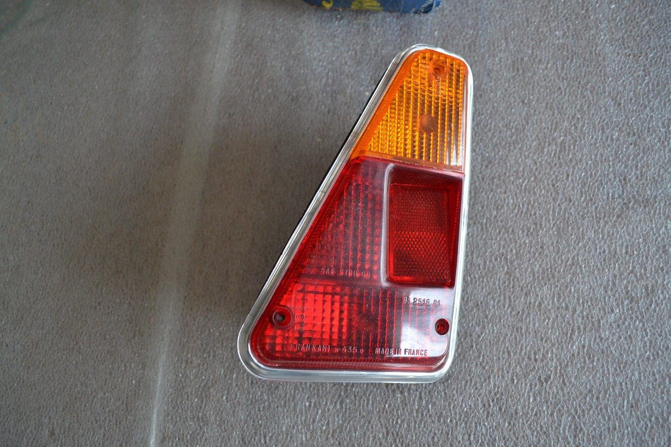 Feu arrière droit Peugeot 204 304 break