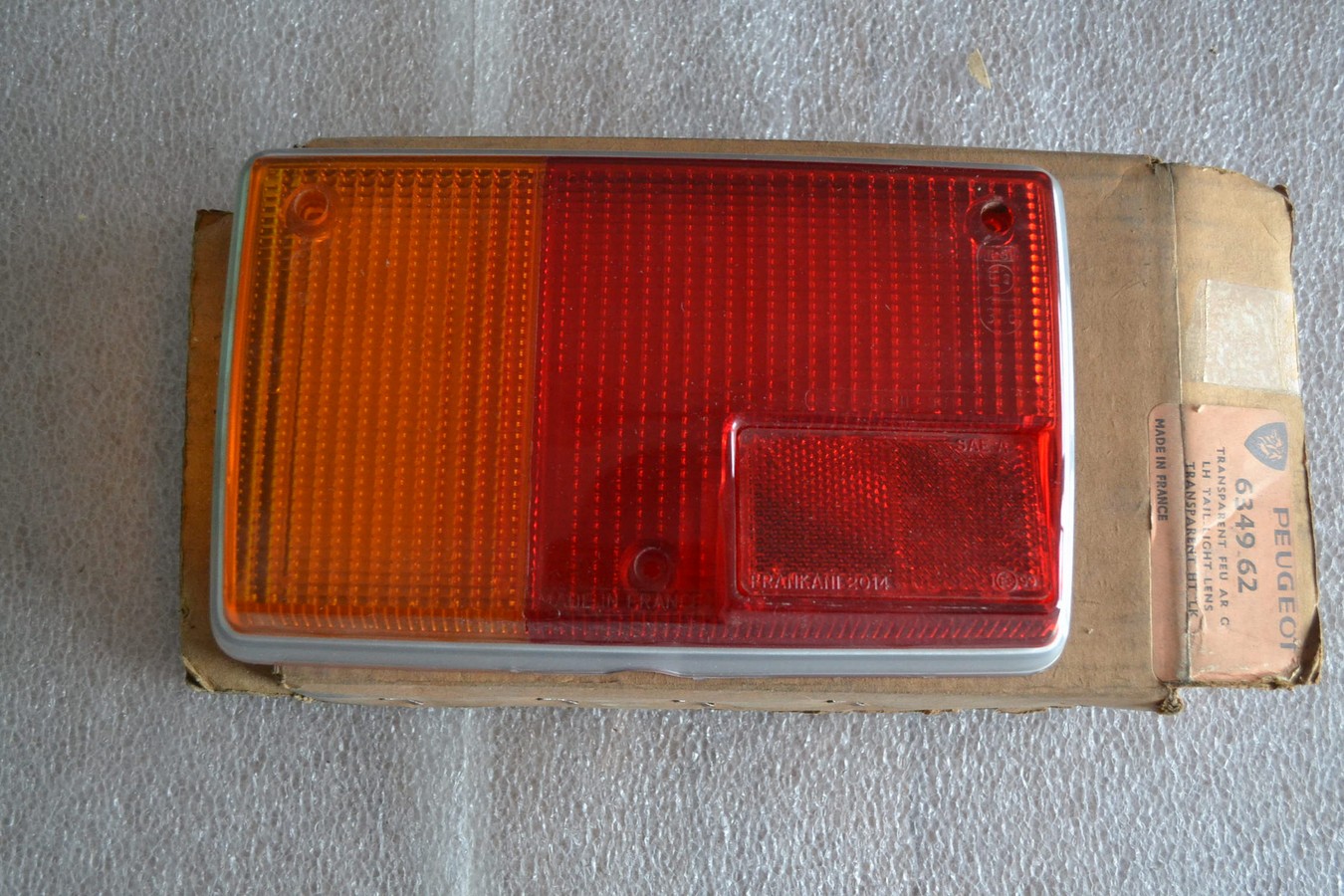 Cabochon de feu arrière gauche, entourage gris, Peugeot 104