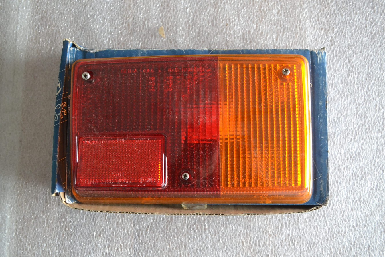 Cabochon de feu arrière droit, entourage transparent, Peugeot 104