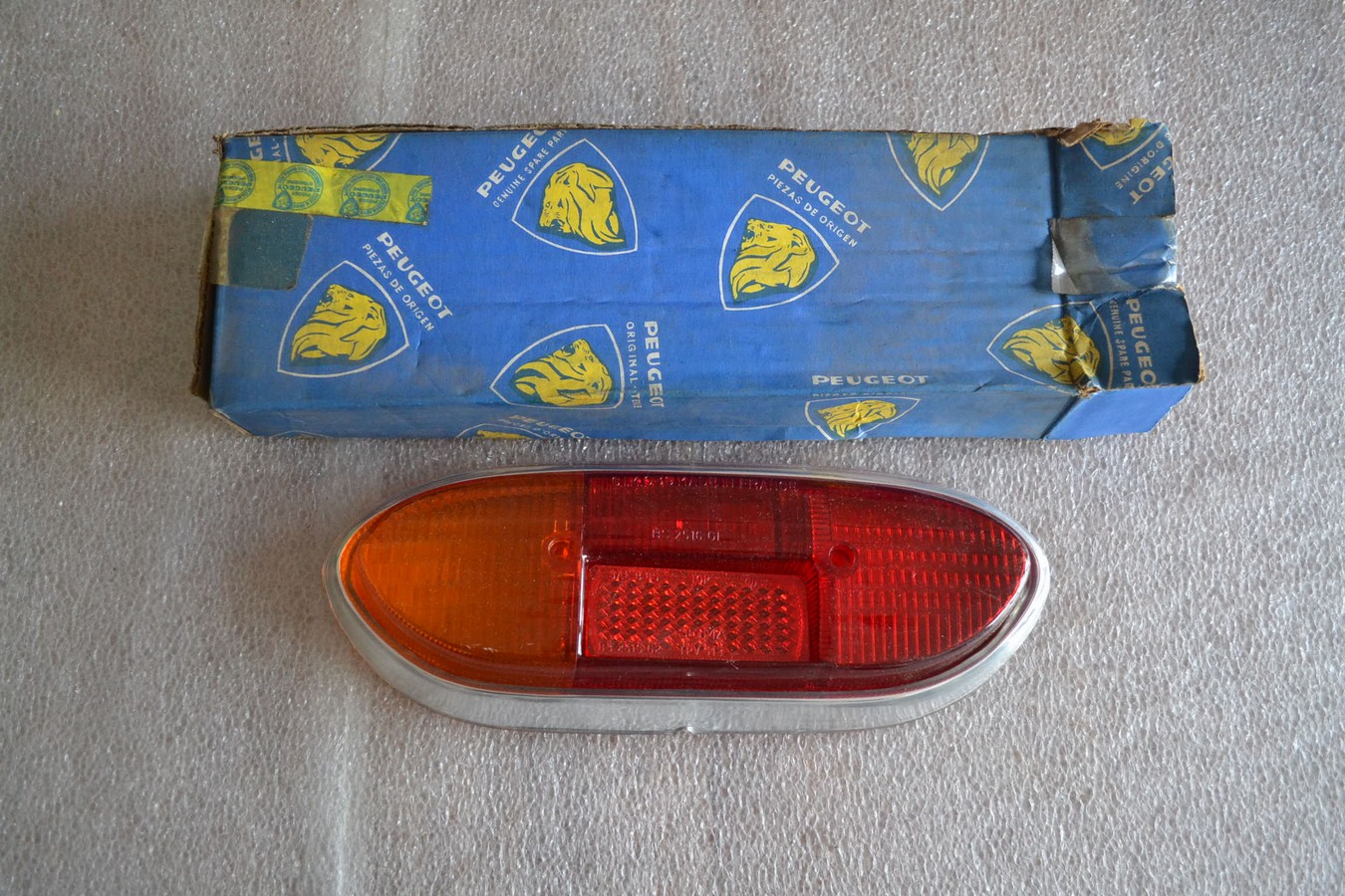 Cabochon feu arrière gauche, Peugeot 204 berline