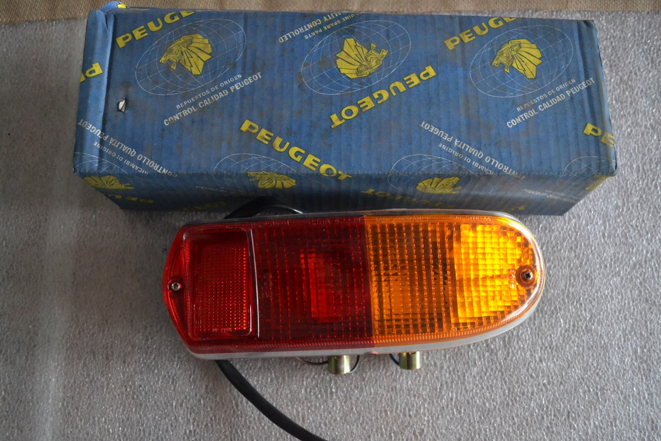 Feu arrière droit Peugeot 204 berline après 1972