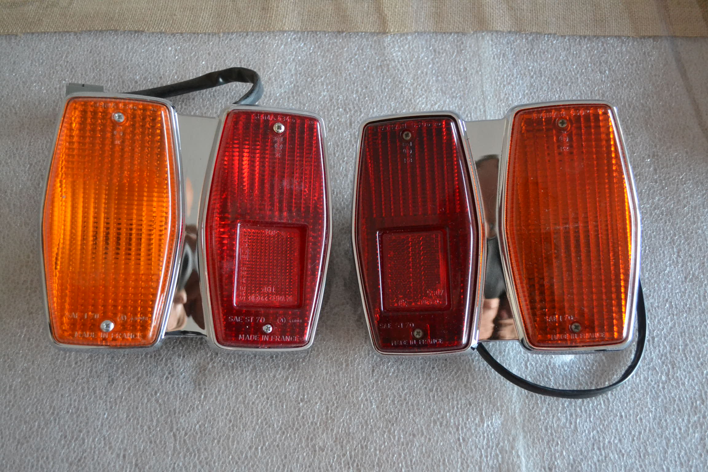 Paire de feux arrière Peugeot 304 berline avant 1972, neuve