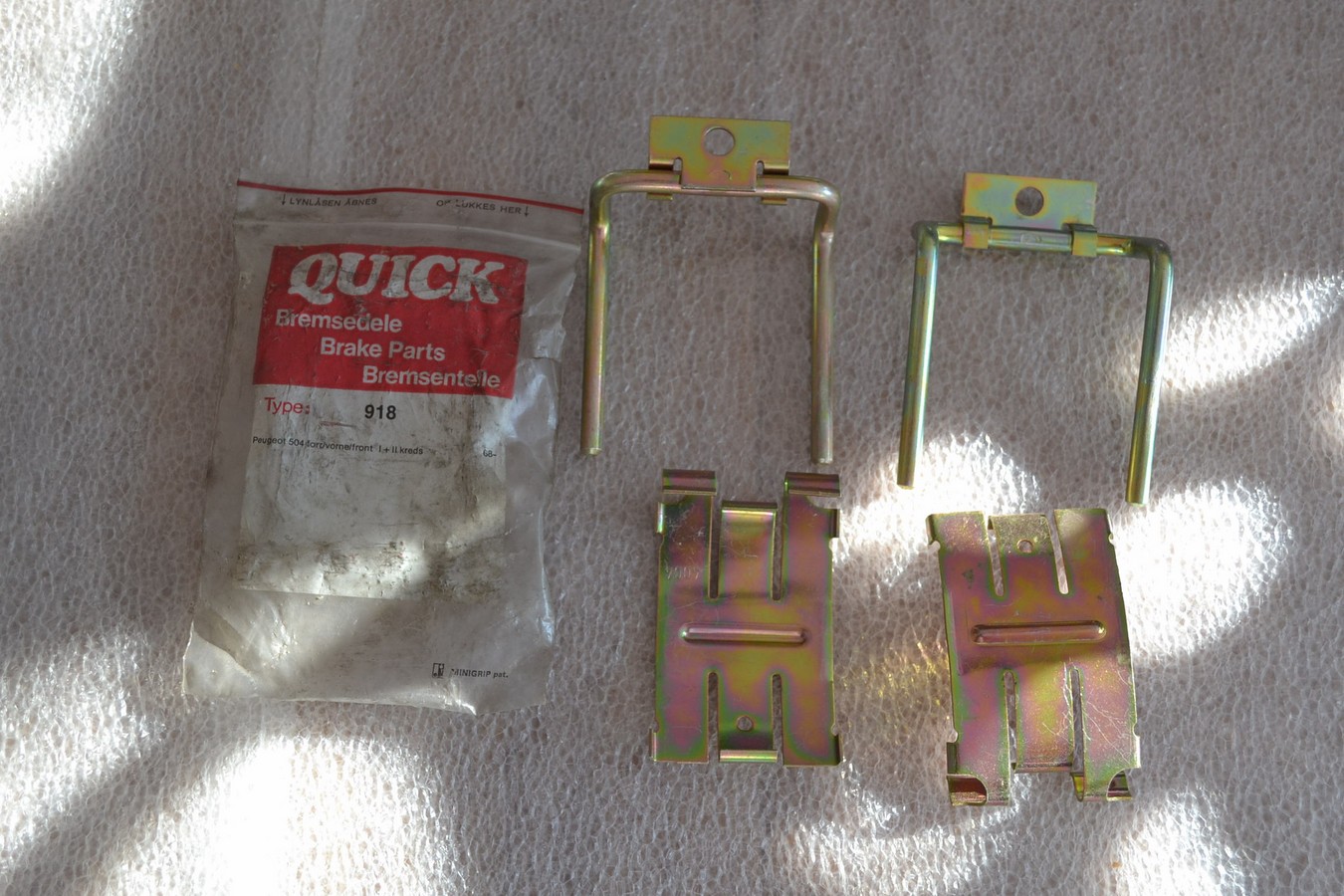 Nécessaire de fixation Plaquettes de frein avant, étrier Girling, Peugeot 504 4 cyl