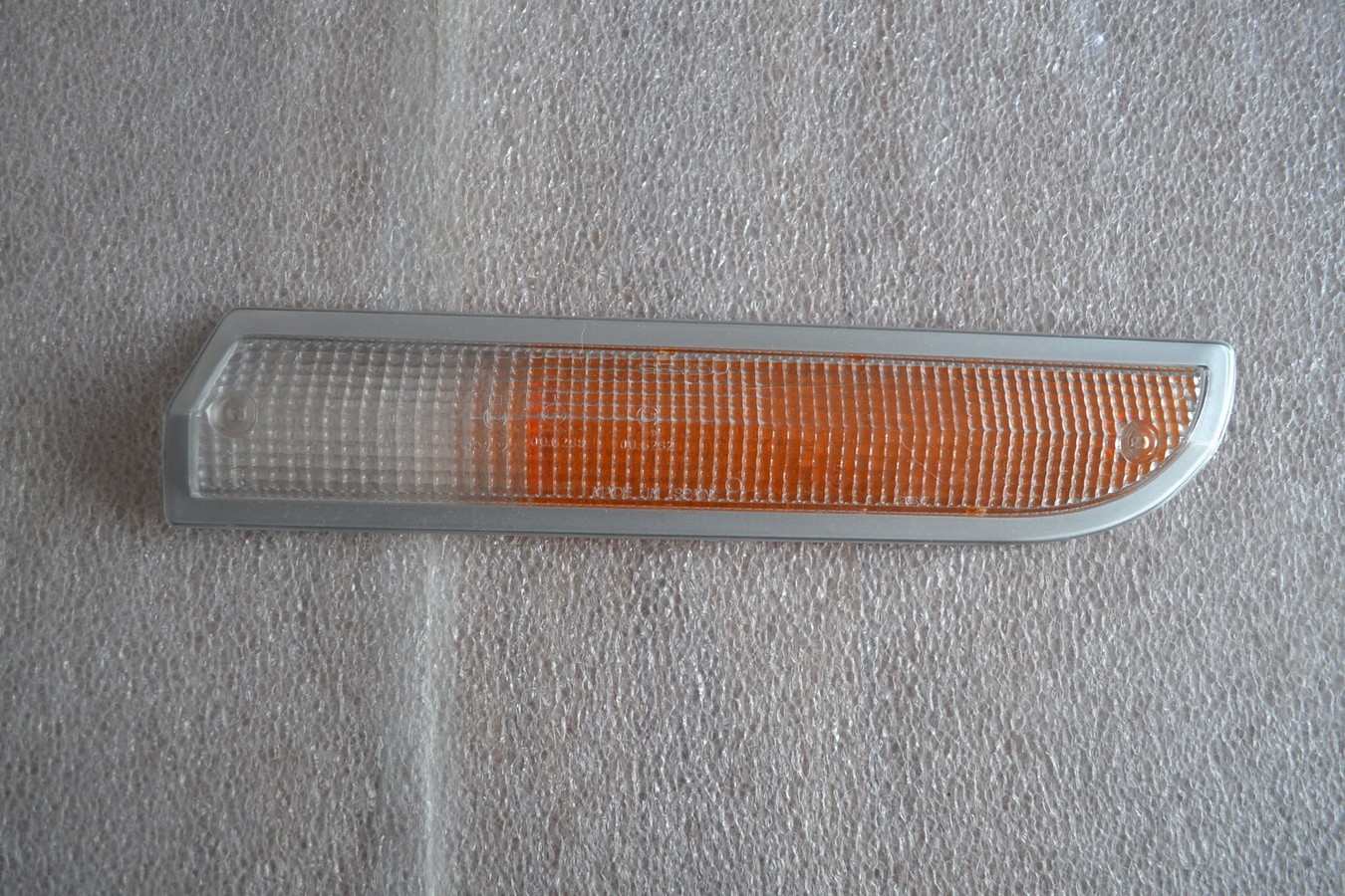 Cabochon de feu avant gauche, bicolore, ent. gris, Peugeot 504 ap 07/79