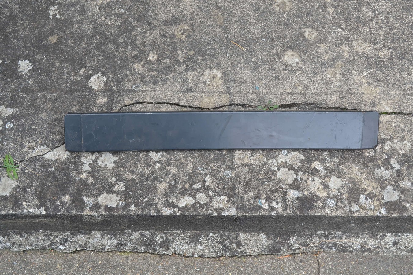 Support plaque arrière Peugeot 304 break après 1977, neuf