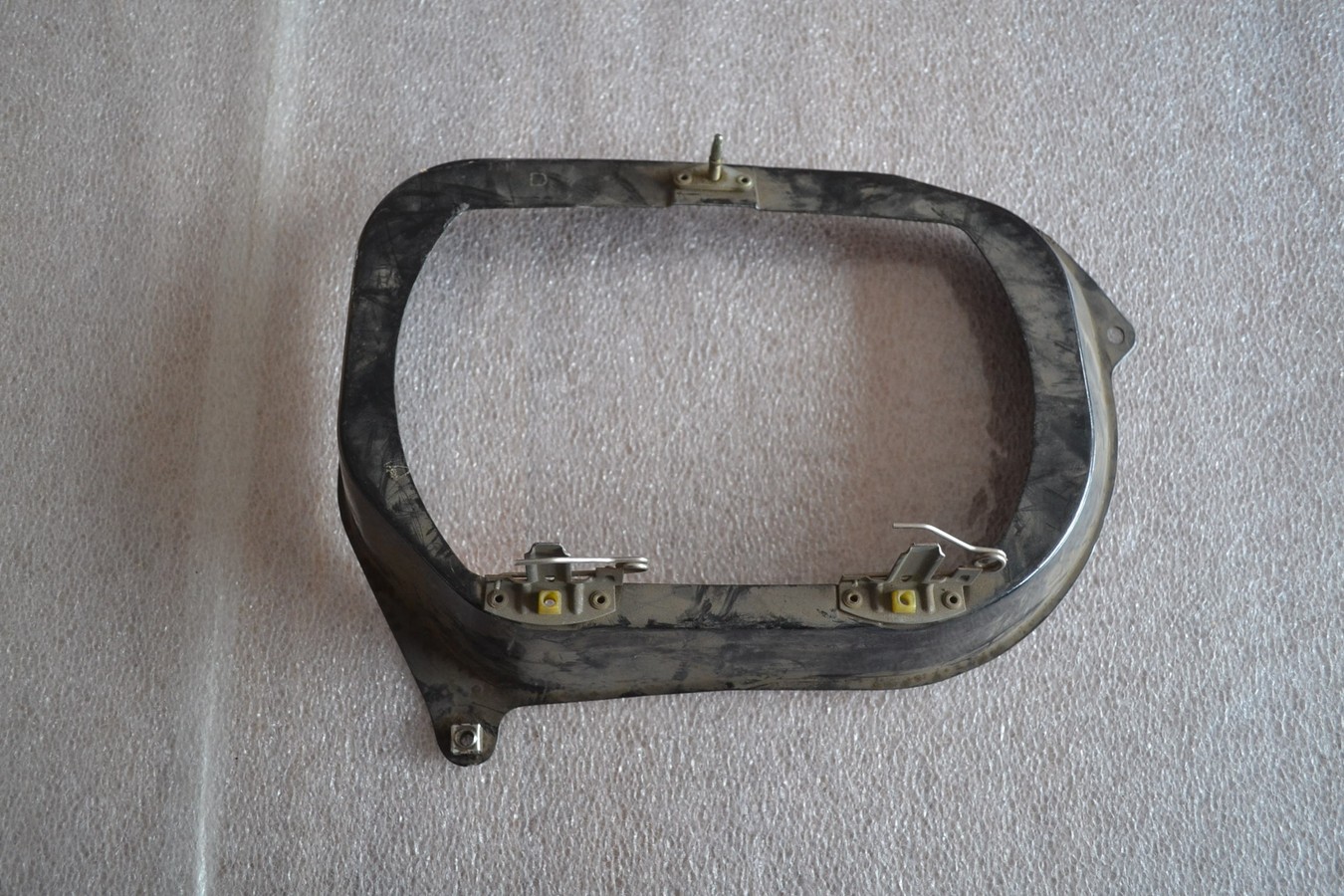Platine de phare gauche, en métal, Peugeot 304 tous modèles