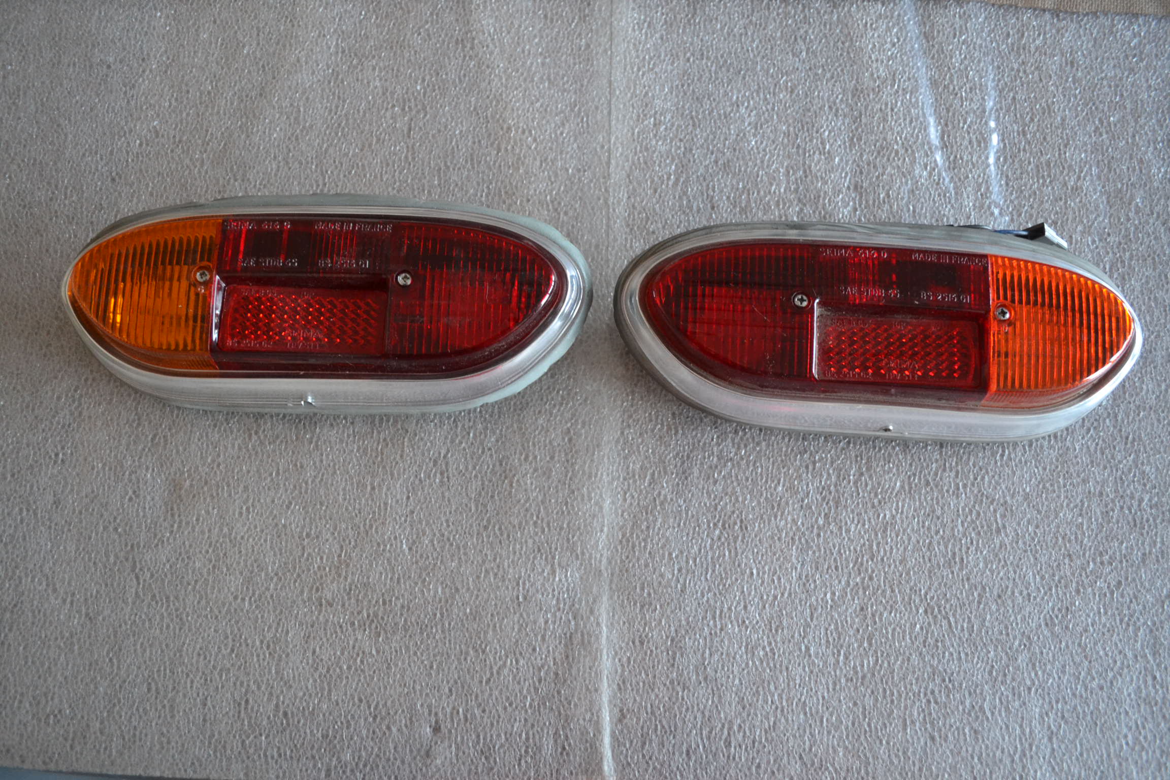 Paire de feux arrière Peugeot 204 berline, avant 1966, neuve