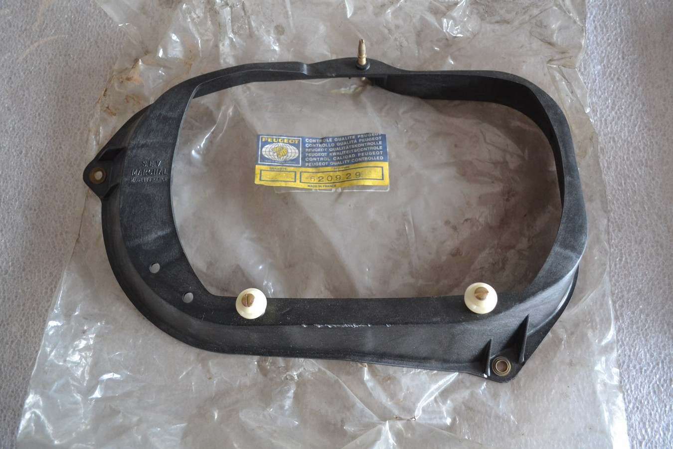 Platine de phare gauche, plastique, Peugeot 204, neuve