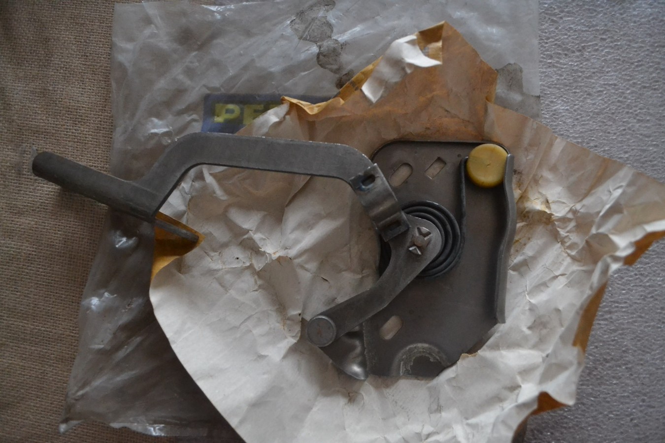 Charnière de coffre arrière droite Peugeot 204-304 berline, neuve