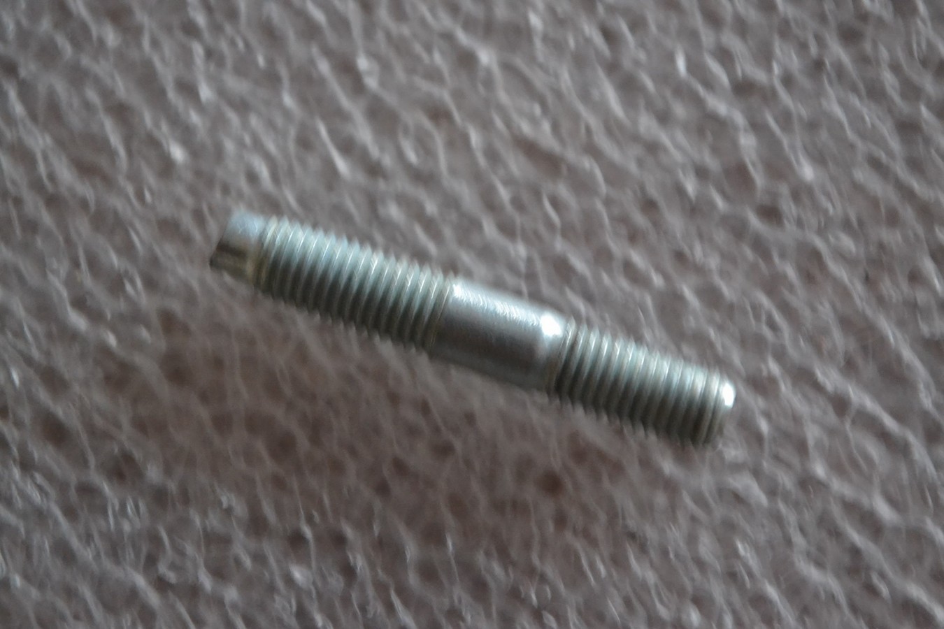 Goujon collecteur échappement sur culasse Peugeot, diam 8x43mm, neuf