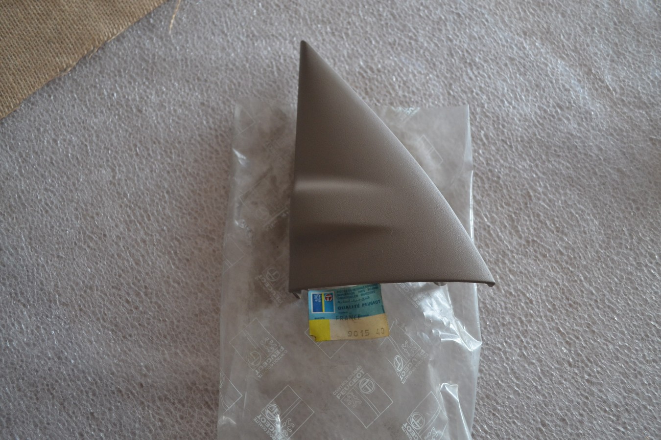 Enjoliveur intérieur de rétroviseur gauche Peugeot 605, beige, neuf.