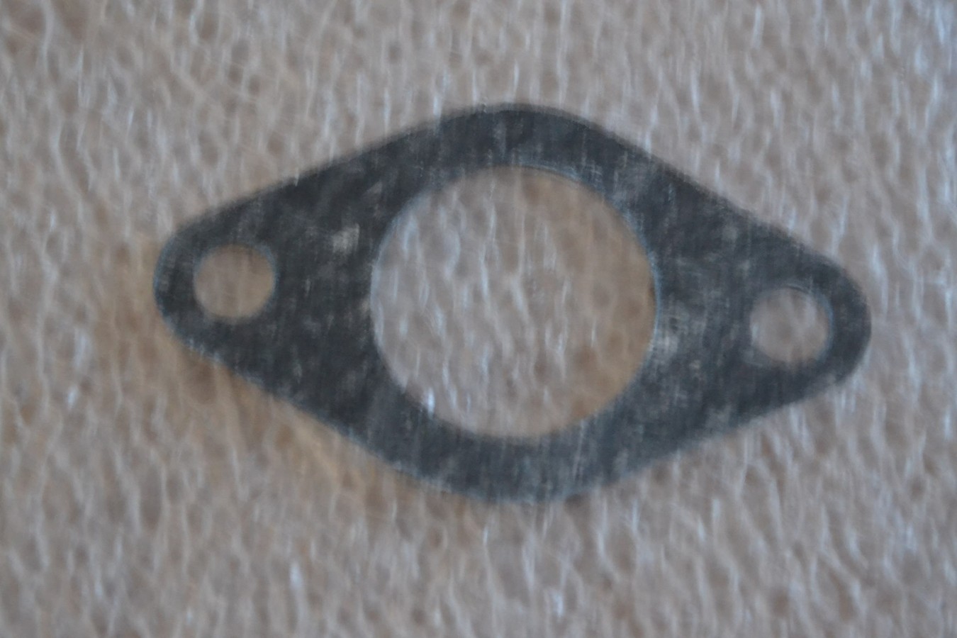 Joint boîtier thermostat sur culasse Peugeot 505 essence injection