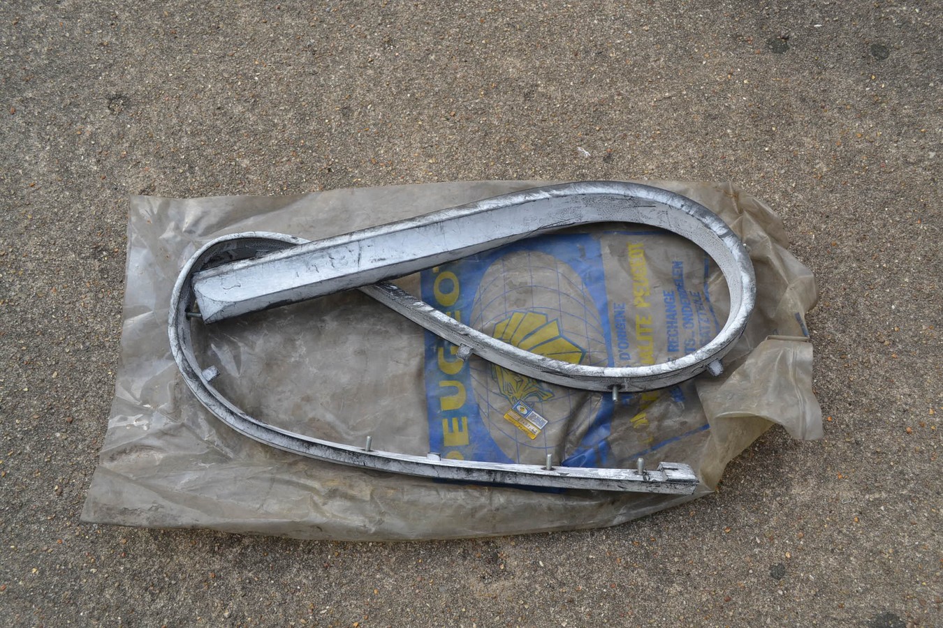Bandeau caoutchouc de pare-chocs arrière pour Peugeot 304 berline, neuf
