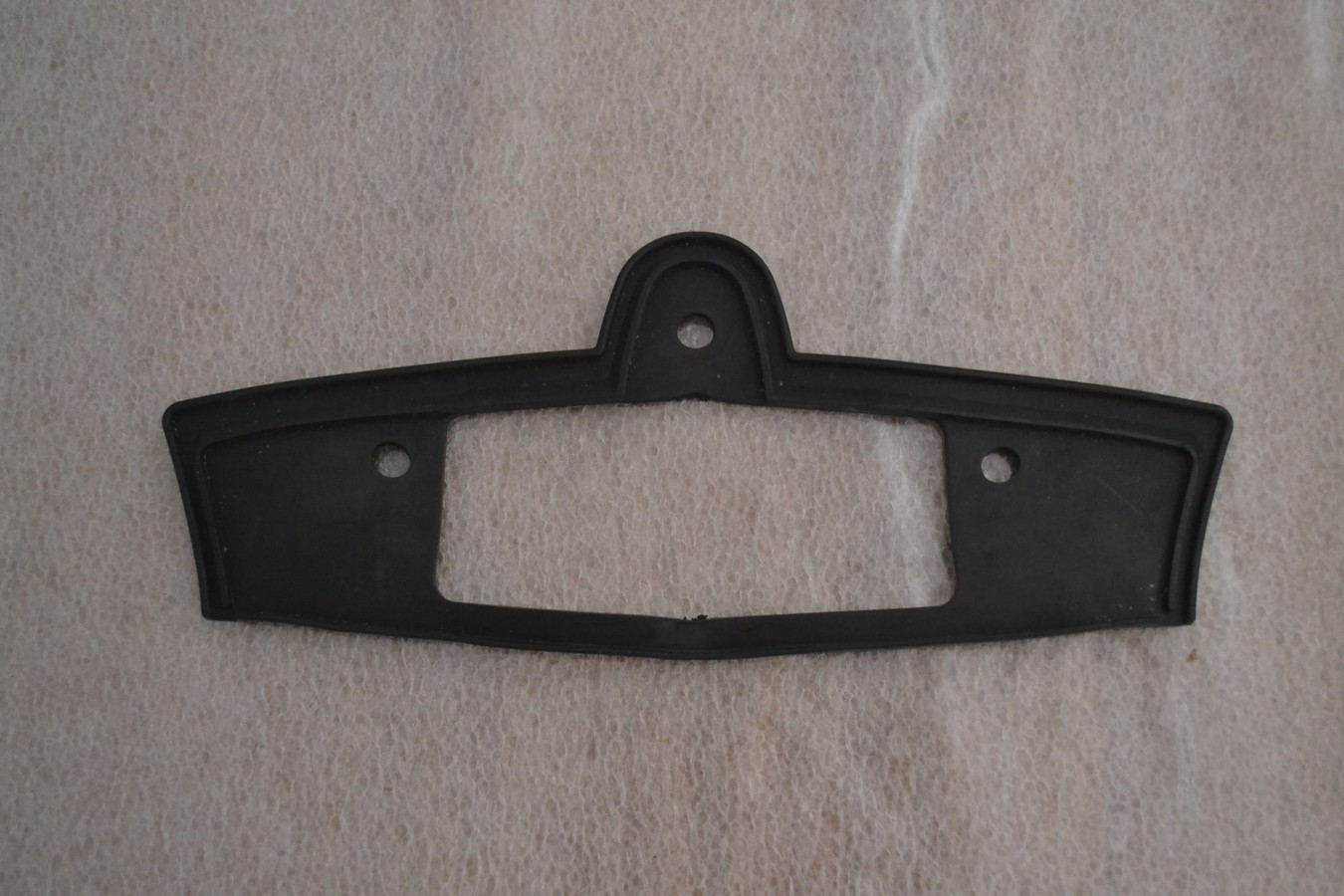 Joint caoutchouc d\'éclaireur de plaque AR Peugeot 203 berline