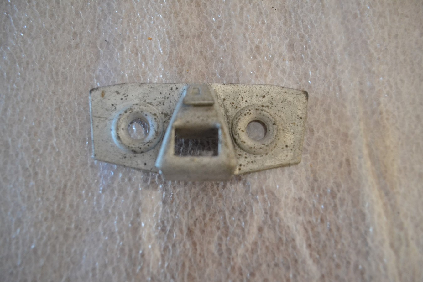Gâche de serrure de porte AV G utilitaires Peugeot D3A D4A D4B D4BD.
