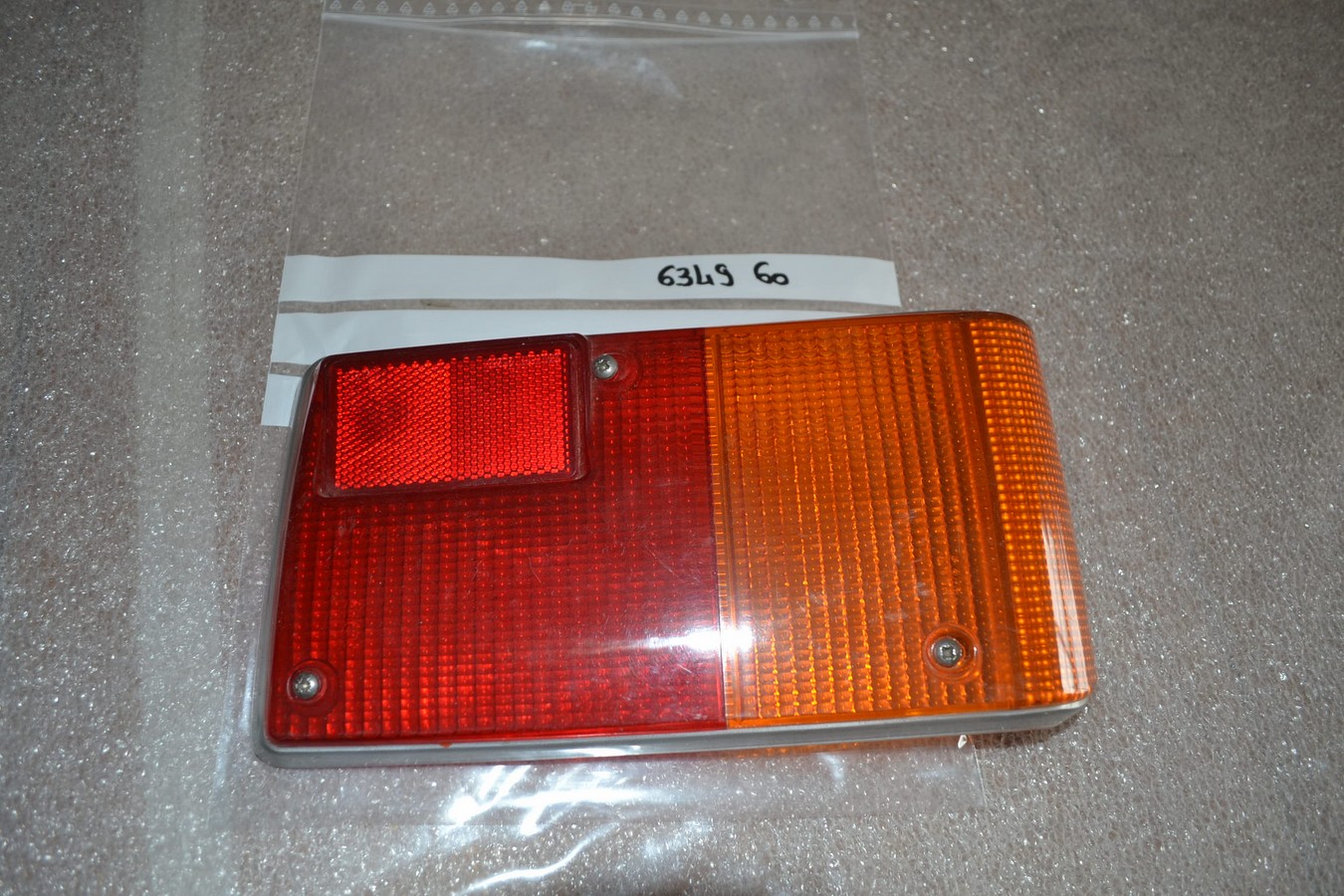 Cabochon feu AR G Peugeot 104 berline de 06/1975 à 06/1980