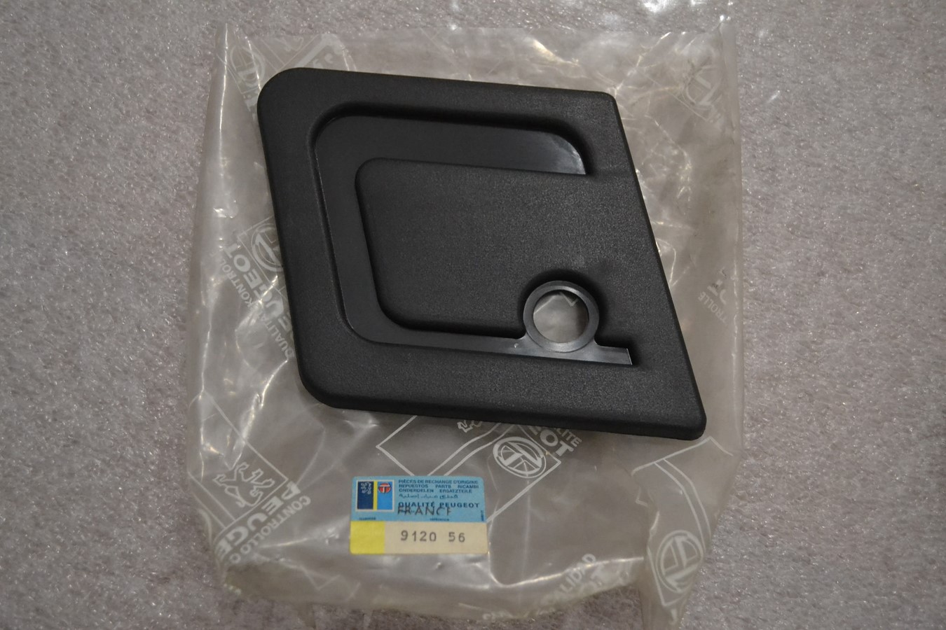 Cache intérieur gauche entrée porte Peugeot J7