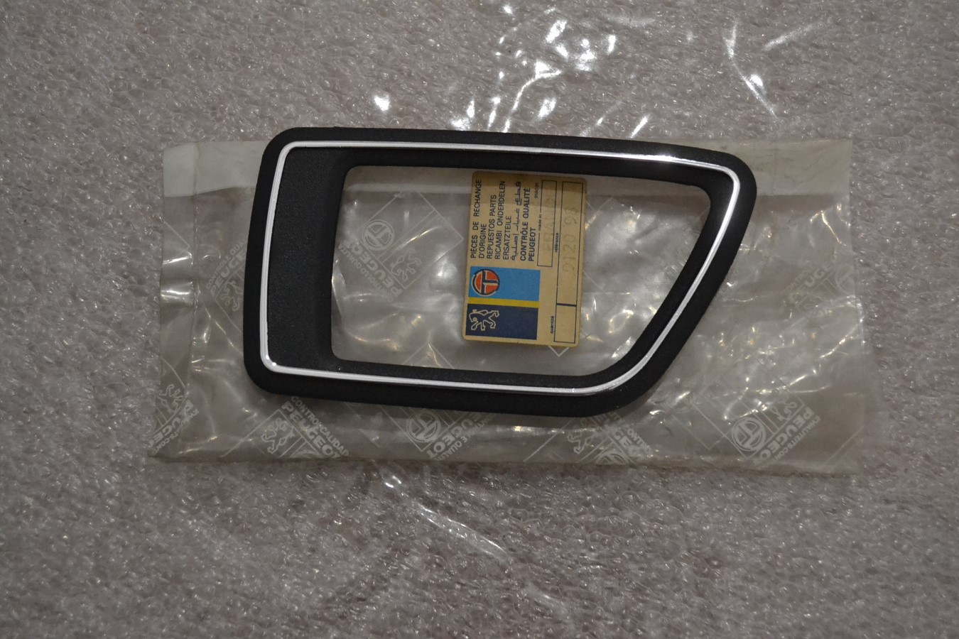 Enjoliveur droit Poignée intérieure Peugeot 505 noir