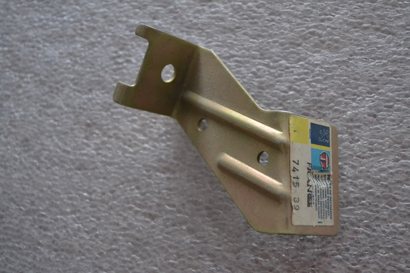Ferrure intermédiaire Pare choc arrière alu Peugeot 104