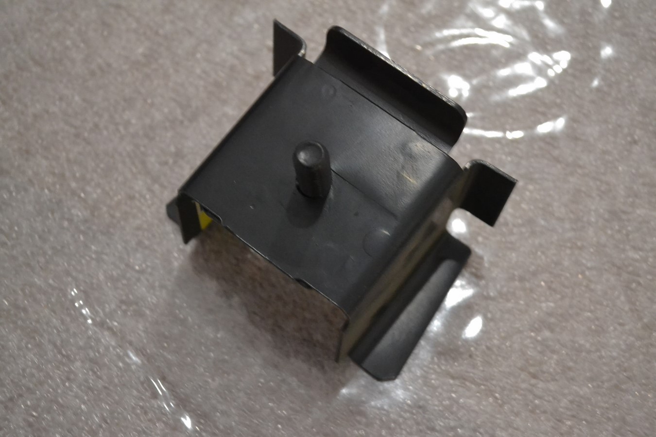 Fixation centrale pare choc arrière Peugeot 504 505