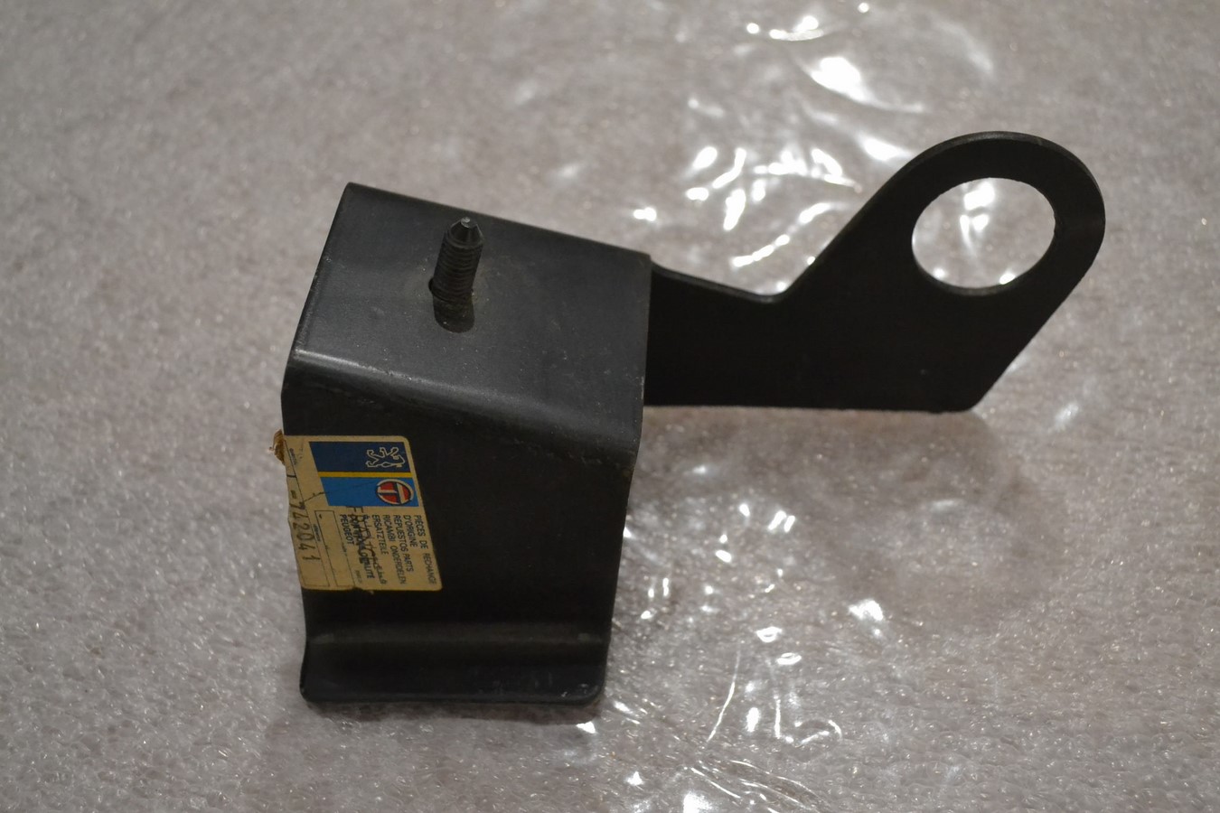 Fixation droite pare choc arrière Peugeot 104 Coupé