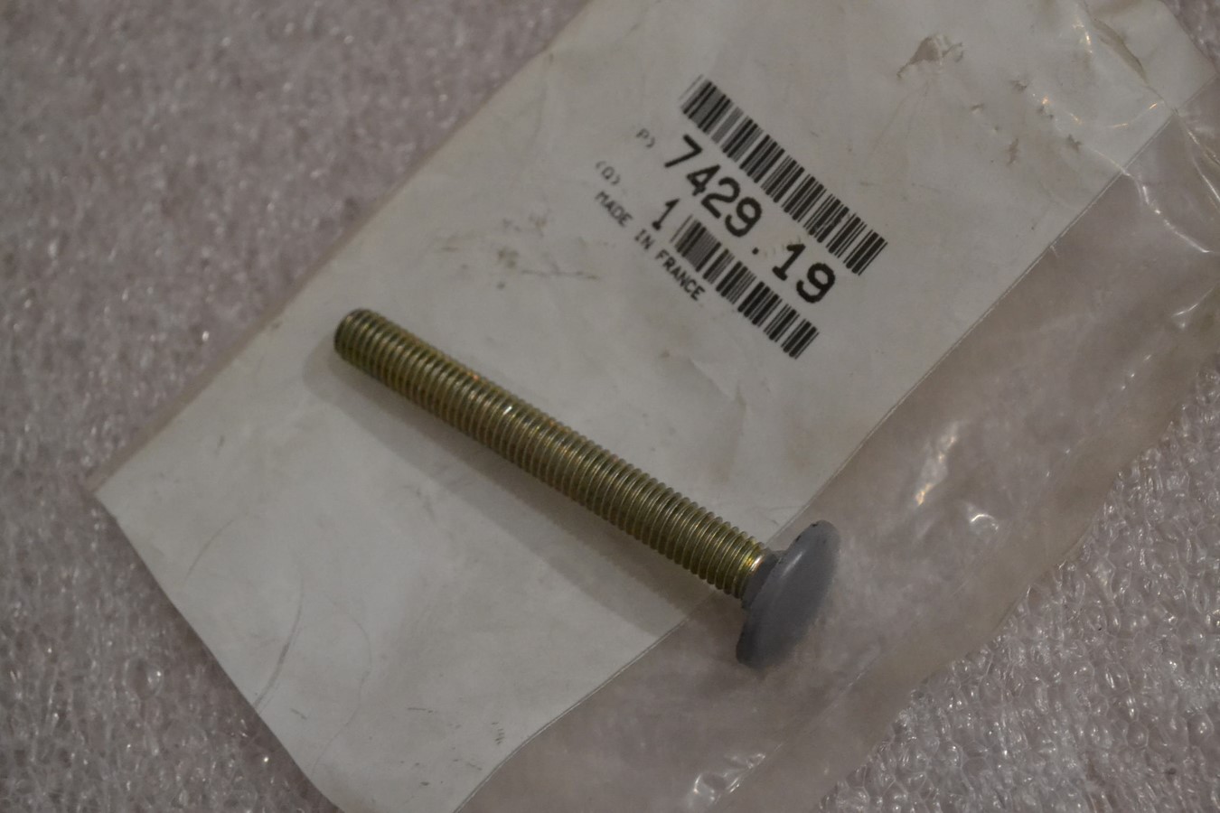 Boulon fixation pare choc arrière Peugeot 505 gris