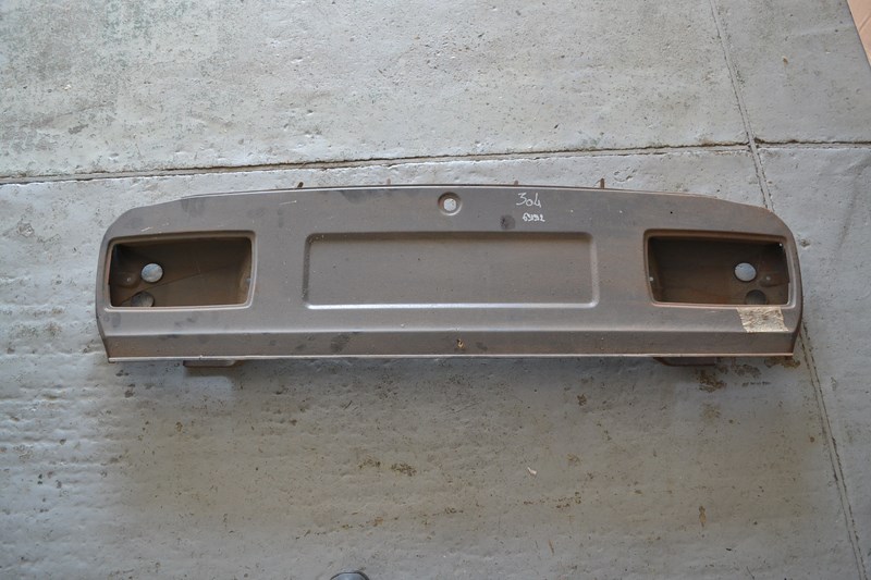 Face arrière, support de Feux Peugeot 304 berline