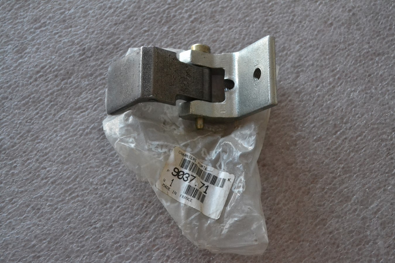 Charnière inférieure porte Peugeot 405