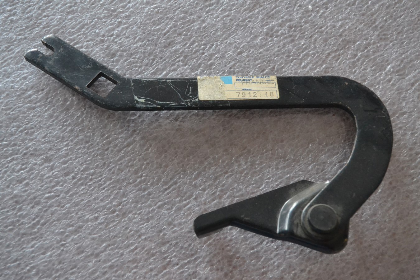 Charnière capot gauche Peugeot 305