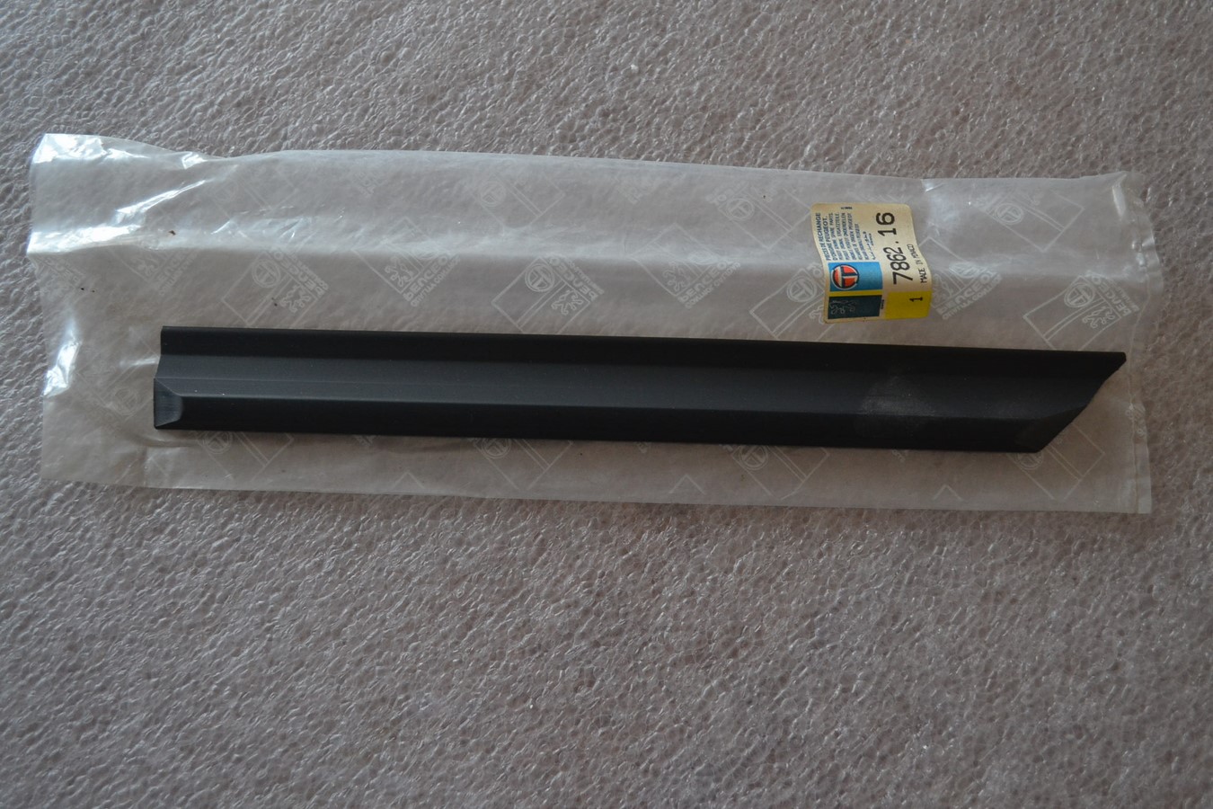 Baguette d\'aile avant droite Peugeot 305