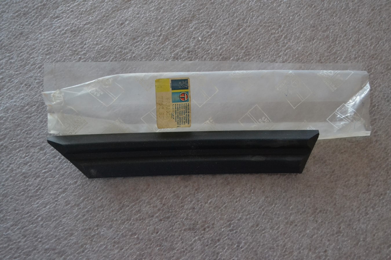Baguette aile avant droite Peugeot 305 avant 06/1982
