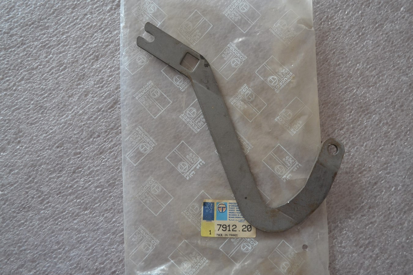 Charnière capot gauche Peugeot 305